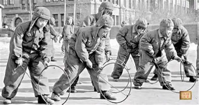 老照片中的记忆:70年代的孩子们,各种游戏方式,清纯的少女们