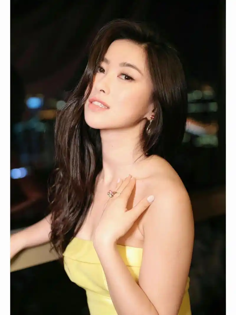 朱珠晒新造型,穿黄色抹胸礼服裙减龄有活力,性感迷人好有女人味,魅力