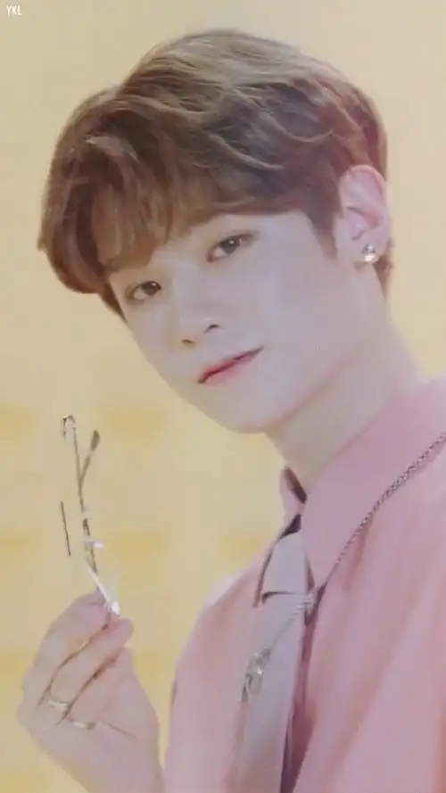 黄明昊,2002年2月19日出生于浙江温州,中国内地男歌手.