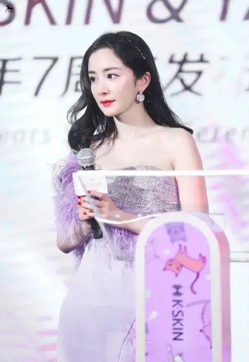 杨幂抹胸绸缎羽毛裙