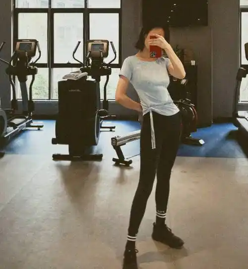 倪妮晒近照,穿紧身运动衣在厕所秀腹肌,身后马桶实力抢镜_身材_健身