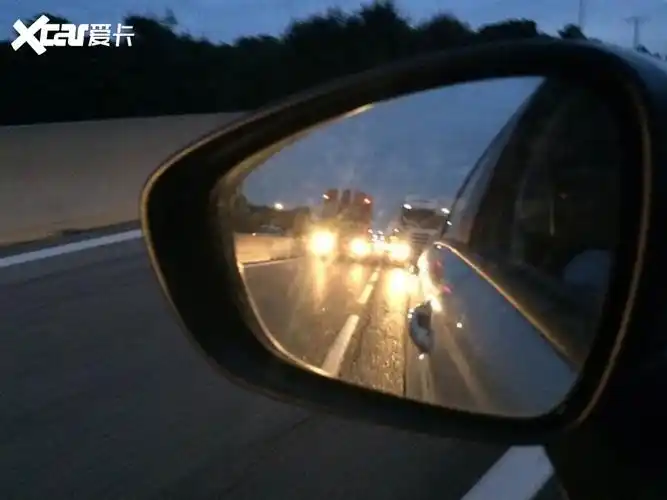 2,无法通过后视镜准确判断后方路况夜间开车视线不如白天好,特别是在