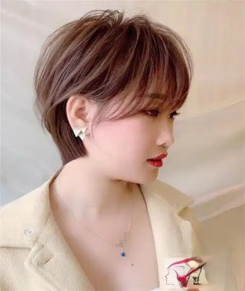 今年流行定位烫个性女生超短烫发