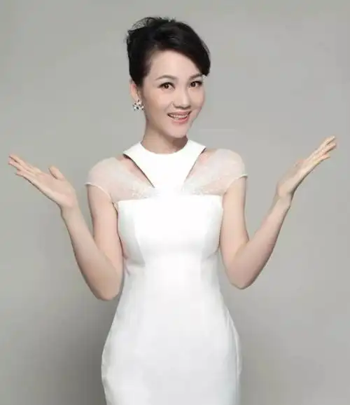 主持人周群:与郭德纲是挚友,自嘲月薪3000,圈外老公至今未公开