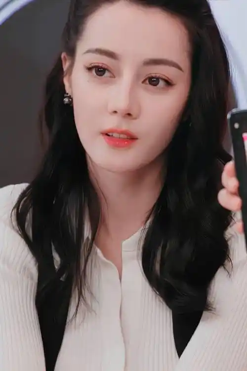 迪丽热巴直播生图好美!骨相优越侧脸线条太流畅