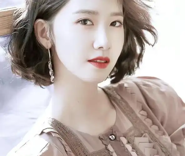 林允儿漂亮的短发造型,惊艳迷人!__财经头条