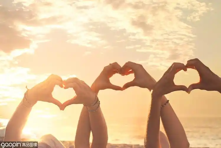 1 / 8 比心这一动作表达了对别人的喜欢之情,你还在用最原始的手势