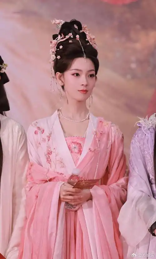 陈瑶穿粉色古装气质优雅花钿造型温婉天鹅颈吸睛