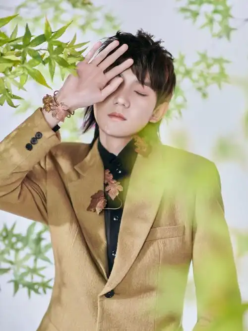 王源复古长发造型帅气写真图片59