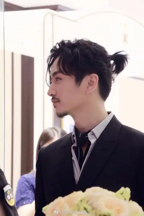 万万没想到,陈晓竟然很适合扎小辫留胡子的雅痞风格