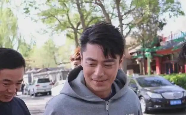 霍建华什刹海帅气亮相与26岁张雪迎同框年龄差成最大看点