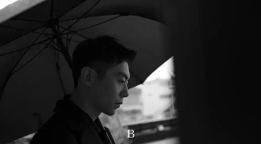 朱亚文杂志新封曝光 于秋凉中呈现大片质感