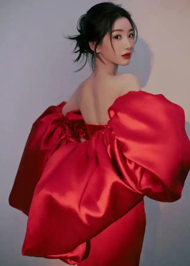 毛晓彤大胆尝试红色礼服,展现自信性感与独特审美 之前,毛晓彤在个人
