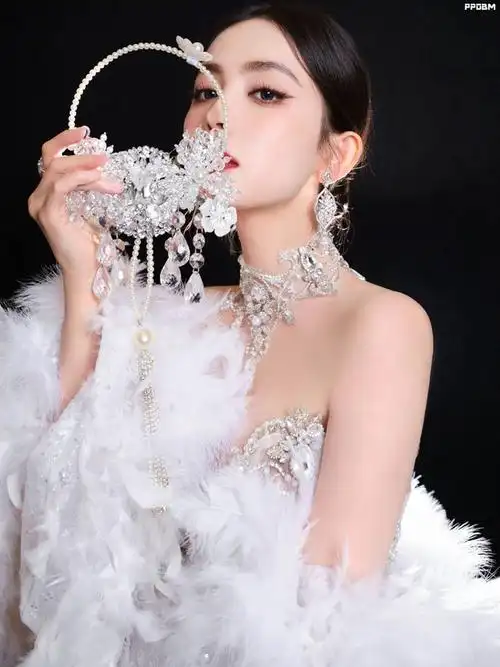 古力娜扎出席vogue时尚盛会身着珍珠羽毛透视裙展现魅力