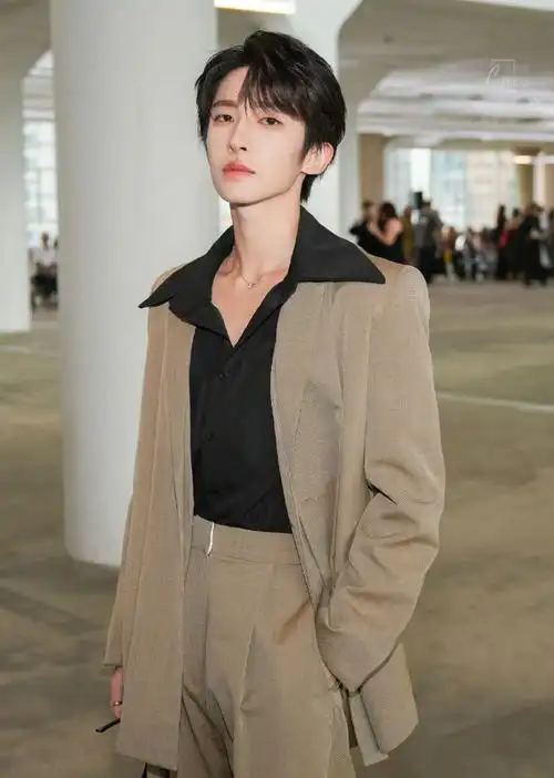 中国明星在海外有多火##刘宇狼尾造型看秀