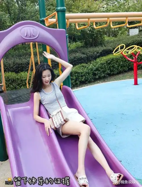 以前看苏有朋的电影《左耳》的时候,就被女主角陈都灵的气质吸引了