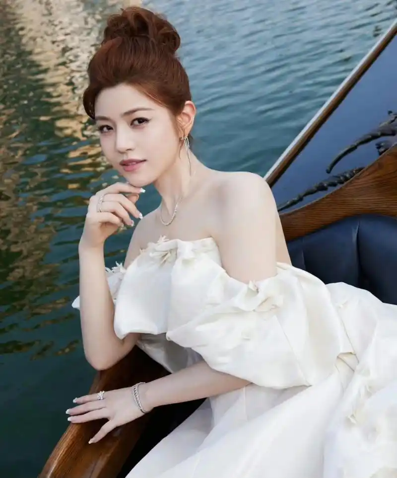 抹胸白色礼服,美的发光! 676767#陈妍希