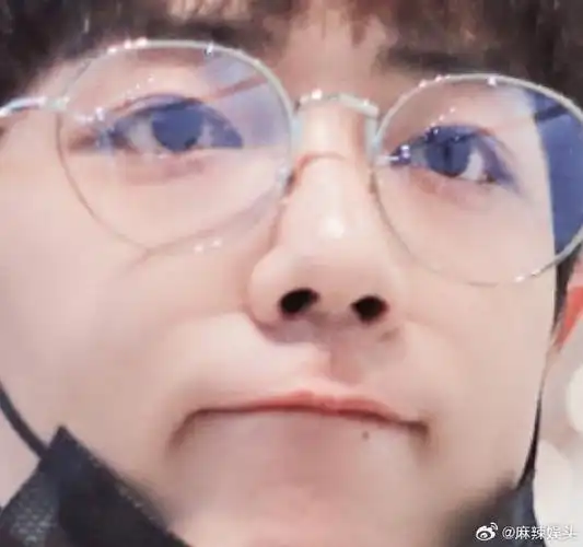 肖战居家感限定#哦莫,粉丝狂喜,又有新鲜的战哥,还有嘟嘟嘴的小表 !!