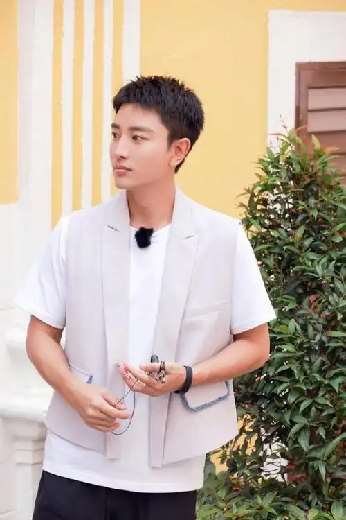 贾乃亮录制综艺 墨镜造型更炫酷!