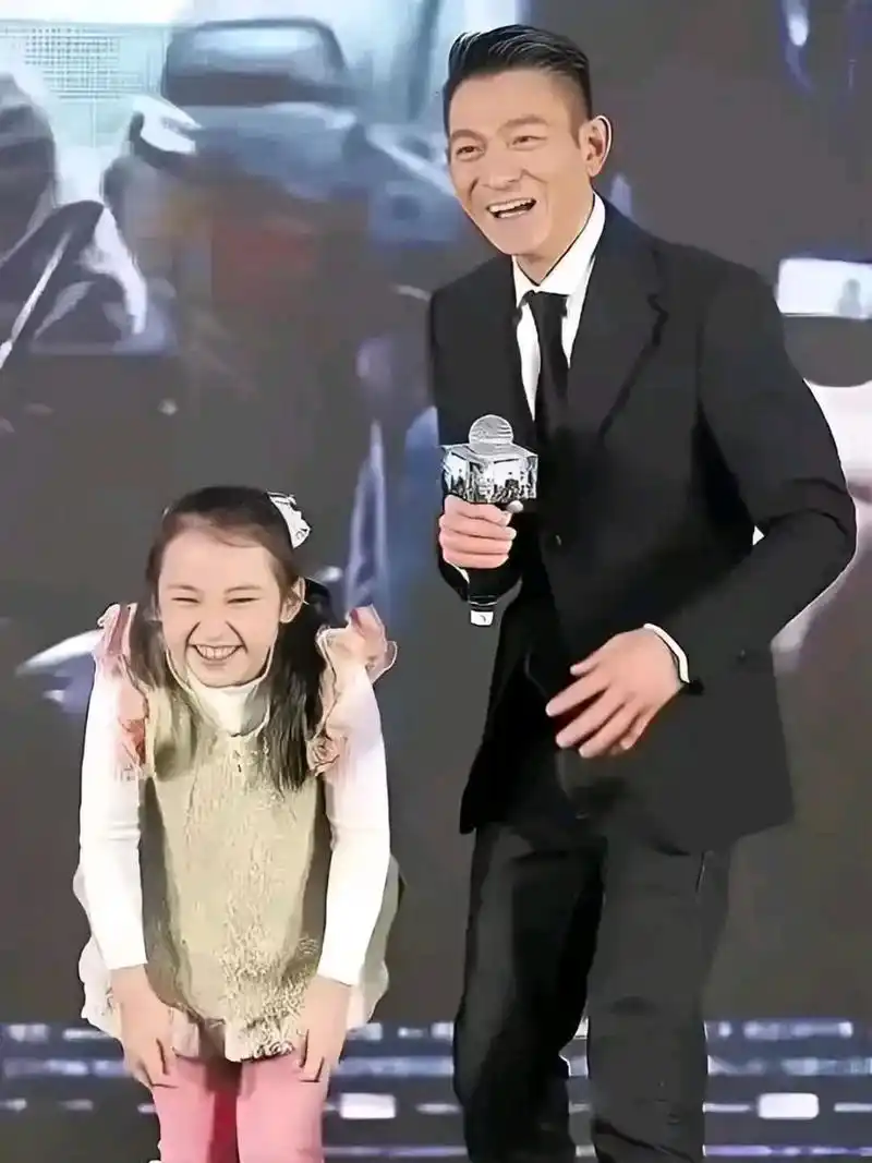 刘德华的女儿刘向蕙已经年满10岁,时间过得飞快.