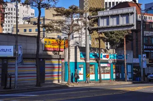 实拍首尔市区街道狭窄破旧又凌乱游客却赞叹不已