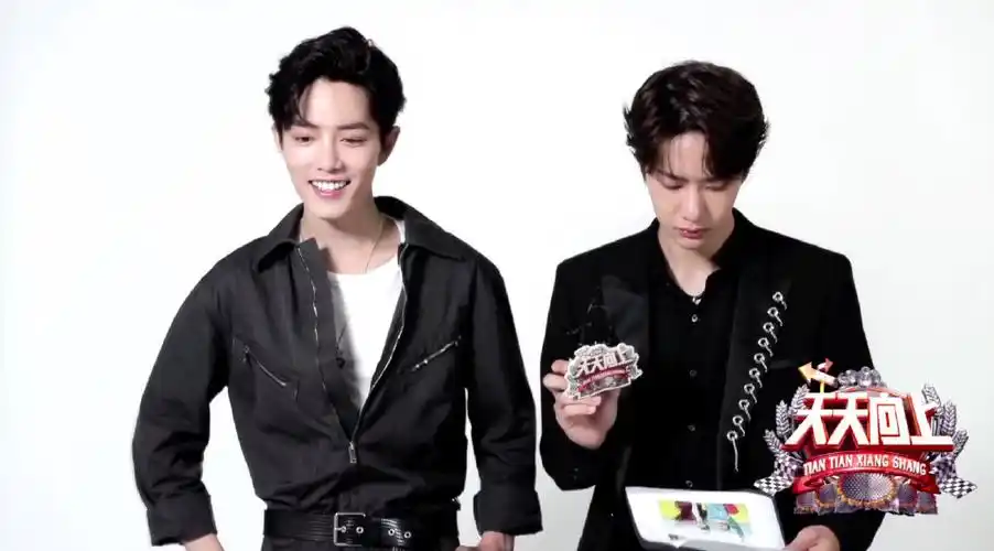 《天天向上》肖战王一博幕后采访,看了照片很惊喜,在谈初遇?