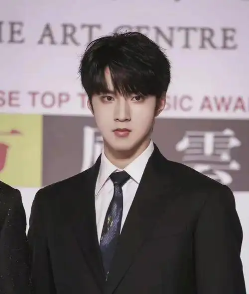 团内最小的成员是刘耀文,弟弟虽然有着快185的身高,但实际是还是个未