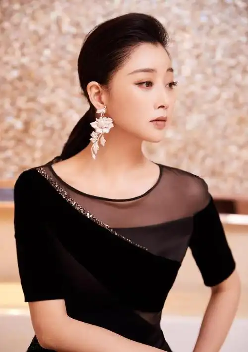 坎坷情史殷桃:前夫入狱被曝**丑闻,43岁的她仍单身