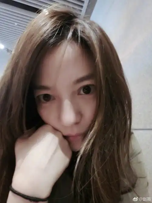 娱乐 明星 >>正文      2017-05-28,赵薇微博晒出一张自拍照,照片中