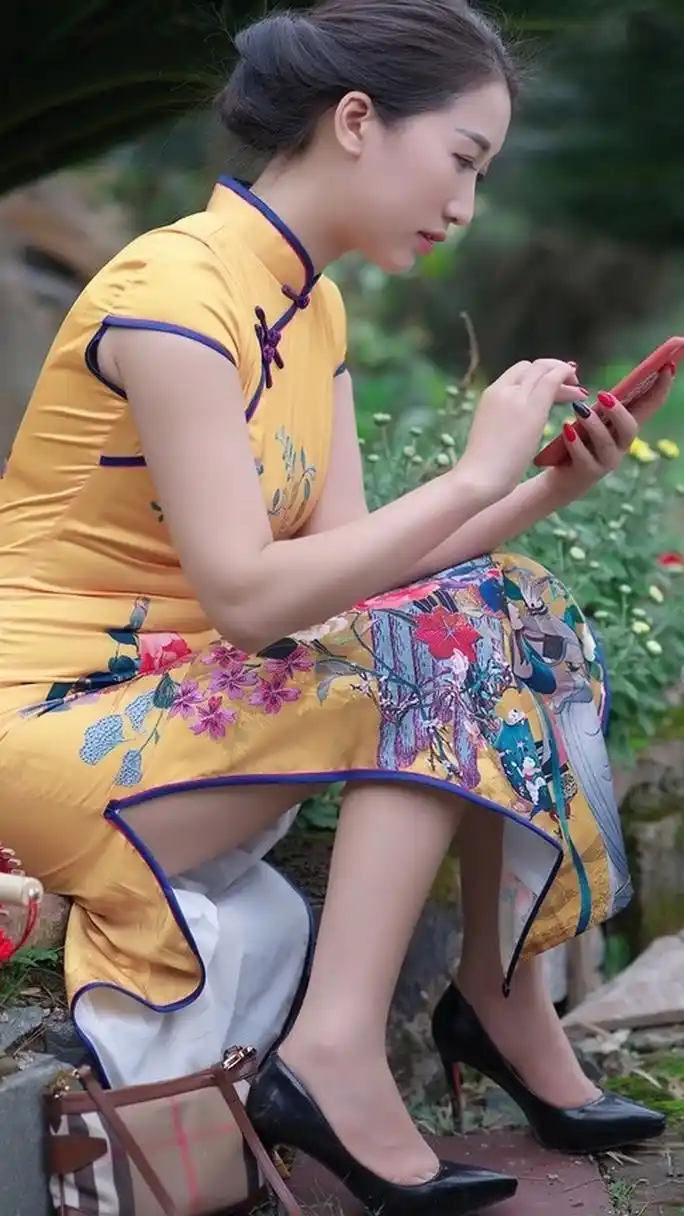 旗袍真艳丽,绝色世人夸.尽显东方美,婀娜一枝花.