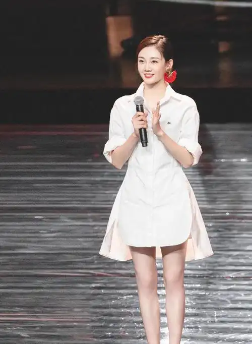 苗苗真的"挺耐看",穿白色斜肩上衣搭配黑色紧身裤,长腿真抢镜