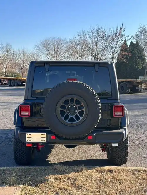 2023款牧马人2.0t四门罗宾汉大脚包55万可分期