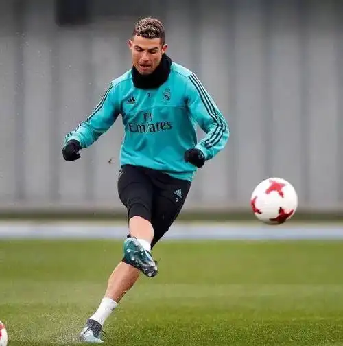 终究没有辜负医生的"救命之恩":小时候c罗就在踢球上表现出极好的天赋