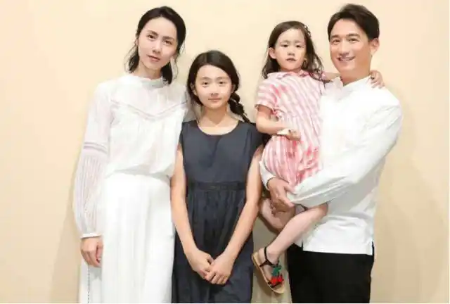 黄磊携老婆参加活动,关掉滤镜之后的照片,让人怀疑她的真实年纪