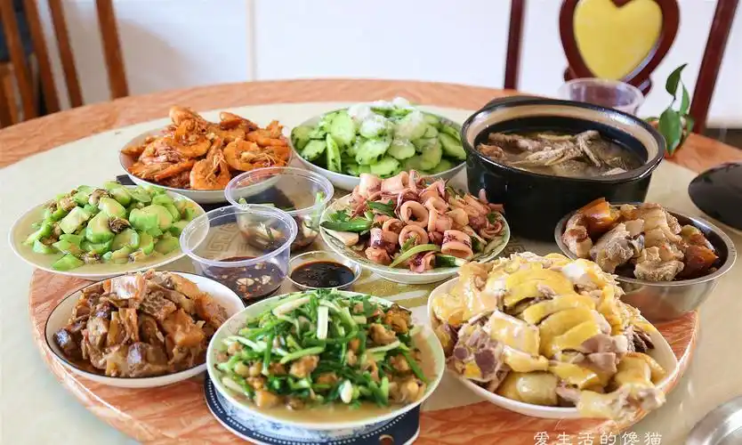 弟媳忙活半天准备一桌菜发朋友圈火了网友伙食好家里有矿