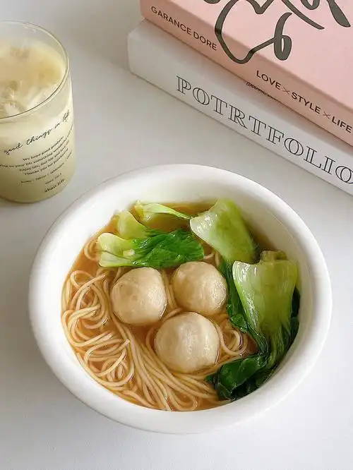 10分钟搞定完美早餐鱼丸清汤面抹茶燕麦奶