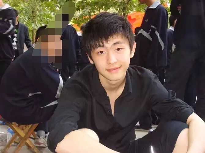 网曝邓伦高中时期青涩照粉色校服青春稚嫩帅气可爱