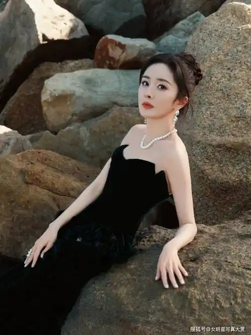 【杨幂写真美图】黑色抹胸裙,柔美绽放,爱奇艺尖叫之夜_阳光_礁石