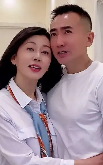 之前张雅萌还晒出过和老公儿子一起拍的视频,视频中老公和儿子拍视频