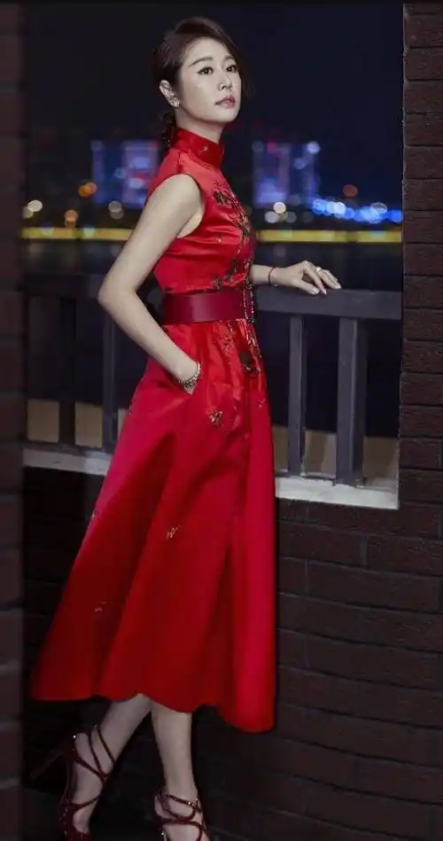 林心如无滤镜显老5岁,穿红色中国风礼裙亮相,苹果肌下垂太真实_衣服