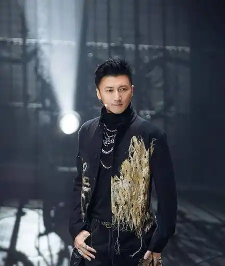 在节目中,谢霆锋一头蓬松的短发,被梳成了大背头,并且抹上了不少的