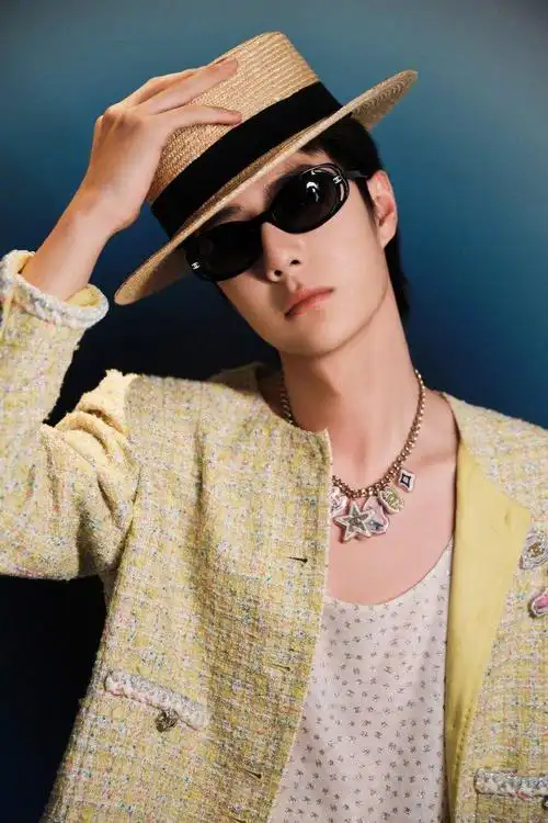 王一博gq红毯出发啦!一袭chanel套装轻松时髦