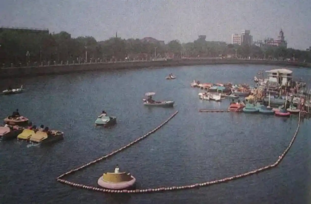 老照片:1985年天津历史情景,看看海河,解放桥过去的一面!