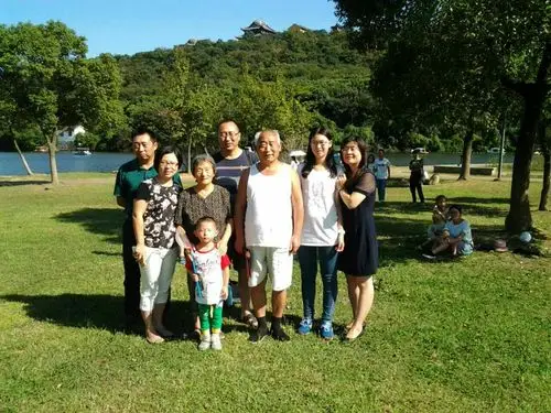 孙世同王孝莲全家福.勤劳.节俭.刻苦.奋斗.奉献,其乐融融,家和万事兴!