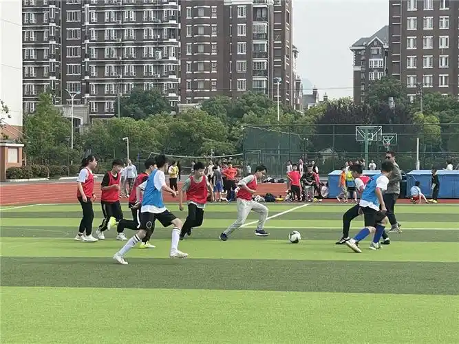 阳光体育,快乐足球——记青剑湖学校七年级班际足球联赛_学生活动