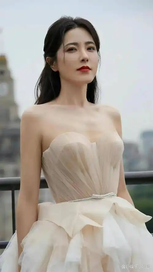 女娲捏脸的时候竟然忘了自己.张柏芝直勾勾地盯着人家,目光坚定.