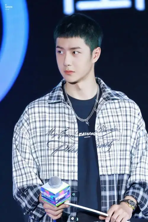 《街舞4》官宣!王一博寸头造型换回挑染蓝白色长发,爱豆啵回来了