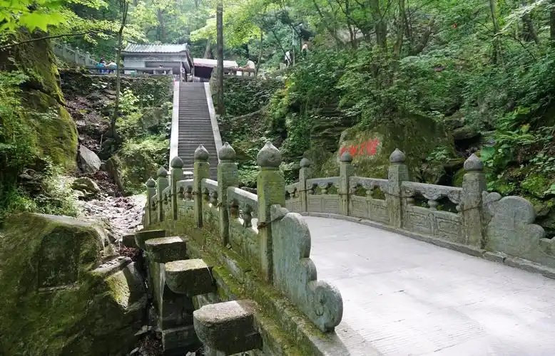 问道武当山:探秘武当神道上的黄龙洞,朝天宫