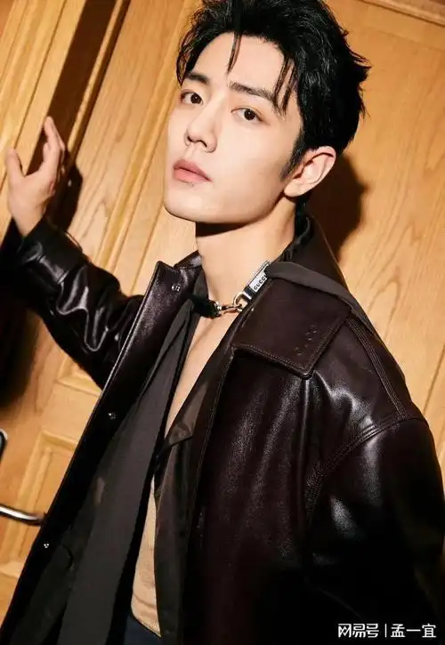 肖战黑色皮衣显风流,看秀造型万众瞩目