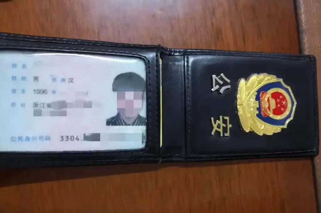 许村这家手机店里来了一位衣服反着穿的便衣警察口气还很凶